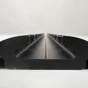 Airlineschiene Halbrund schwarz eloxiert, 50mm breit